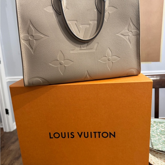 Louis Vuitton On-The-Go MM Embossed Tote Turtledove - Picture 2 of 8